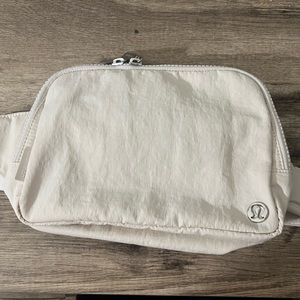 Everywhere belt bag large 2l in cream